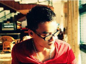 歌手花世照片曝光,光影交错，演绎音乐传奇