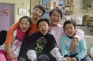 家有儿女的背景图,温馨家庭，欢乐成长记